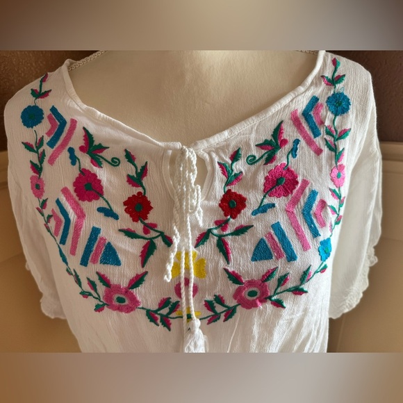 Passport White Blouse with Colorful Embroidery Size XL - Picture 2 of 9